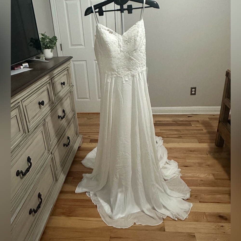 Elegant Sweetheart Neckline Lace Wedding Dress in White